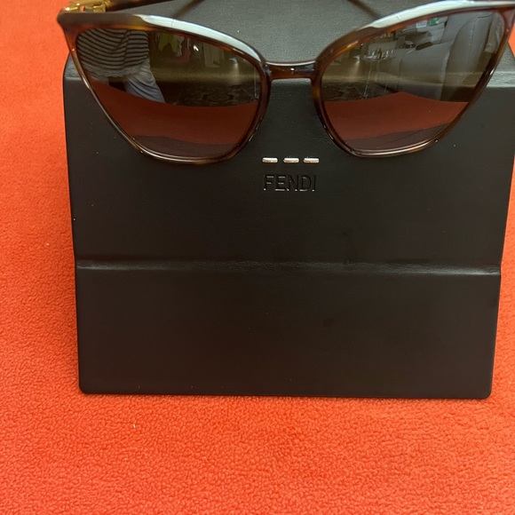 FENDI SUN GLASSES - Picture 2 of 7